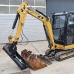 Caterpillar CAT 302.2D (2013) – miniexcavadora de 2,1 t – 2.468 h – 3 cazos