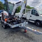 Bobcat E27Z 2023, miniexcavadora de 2,7 t con 1 h, con remolque ECIM de 3,5 t y martillo hidráulico Furukawa FX35-S, estado casi nuevo