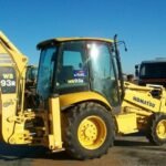 Komatsu WB93R-5E0 (2006) – retrocargadora de 8 t, motor de 74 kW